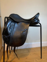 Load image into Gallery viewer, Ideal Dressage Saddle 17&quot; Black Medium
